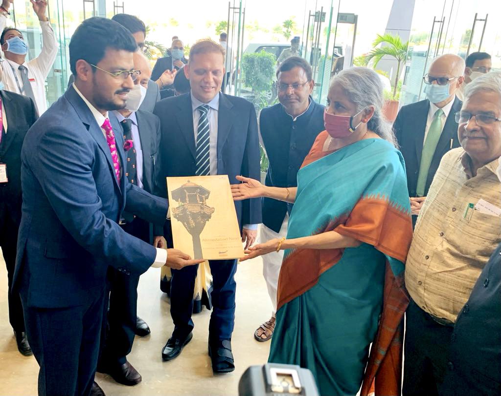 We are honoured to welcome 
Hon.Fin Min Nirmala Sitharamanji with a team of Seven Secretaries from the Min of Finance & Min of Corp Affairs at our building Pragya at GIFT IFSC along with 
https://t.co/WXWurXahvg Pankajji  & Dr.Bhagwatji @SavvyAhmedabad @GIFTCity_ @FinMinIndia https://t.co/6zfGV7KCZR