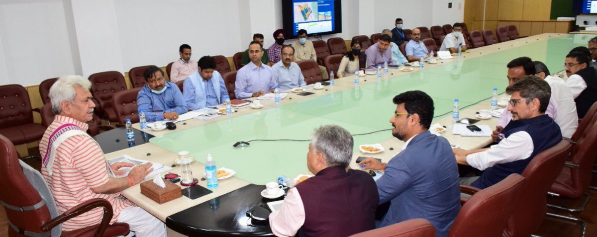 CREDAI delegation comprising Jaxay Shah,Boman Irani attended a meeting chaired by Hon L.G  of J & K with a focus on promoting investor friendly policies for Real estate sector. The J & K administration has been promoting investment friendly ecosystem. @BRustomjee @CREDAINational https://t.co/fZyiDnEJ76