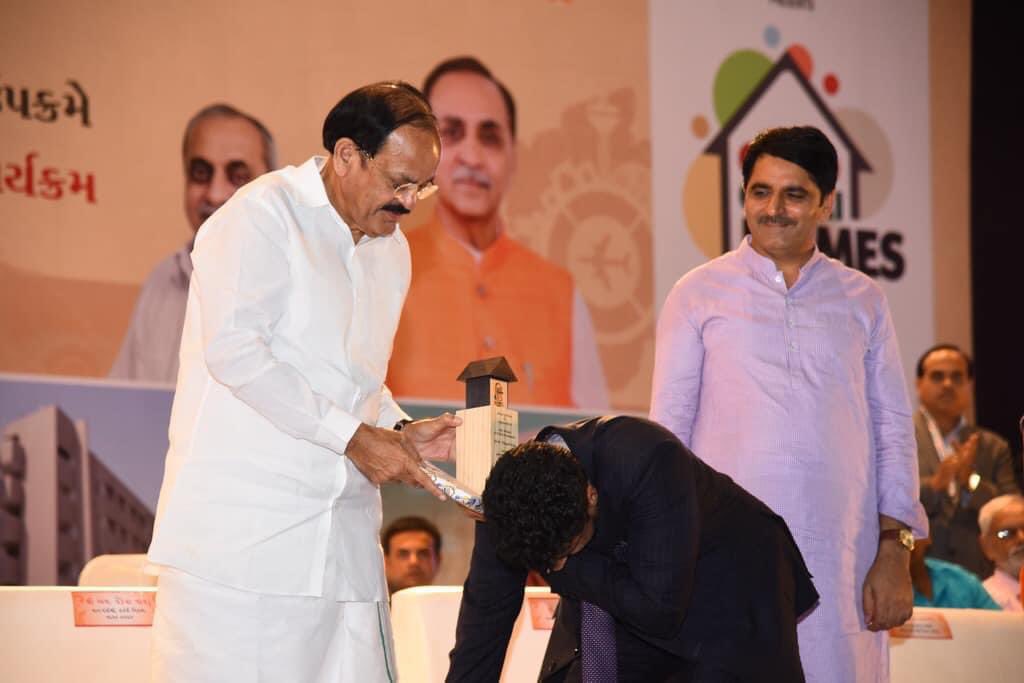 My guru and inspiration. A few people in the world have the gift of knowledge like you have, but couple that with humility&respect towards culture there is no parallel to you.I believe you have earned and deserved every part of it.. Happy birthday to you sir 💐💐@MVenkaiahNaidu https://t.co/dPzOvSP3So