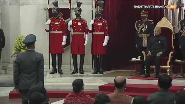 President Kovind presents Vir Chakra to Wing Commander (now Group Captain) Varthaman Abhinandan. He showed conspicuous courage, demonstrated gallantry in the face of the enemy while disregarding personal safety and displayed exceptional sense of duty. “ Ek Veer Ka Abhinandan “ https://t.co/RdoJJXgHrL